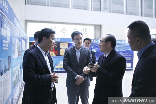 SOHO中国有限公司董事长潘石屹莅临7790必发集团官网幕墙考察旅行